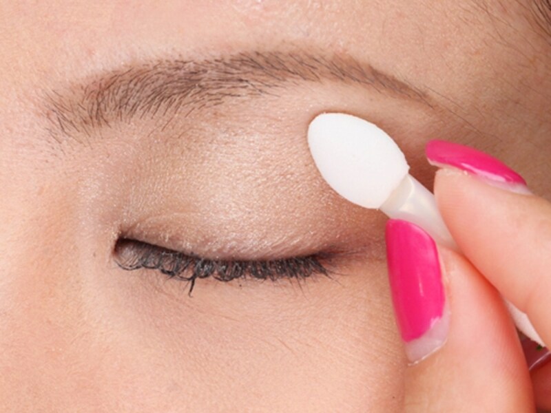 1. アイホールに薄いゴールドのアイシャドウを塗る