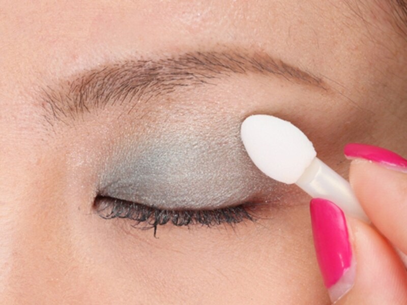 2.undefined二重幅ややオーバーぎみに深みのあるブルーのアイシャドウを塗る