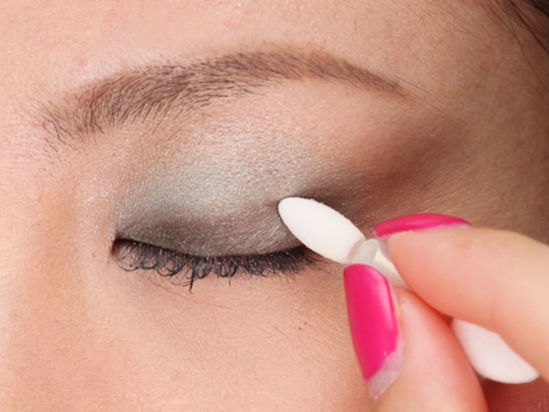 3. チャコールグレーのアイシャドウを目の際に塗る