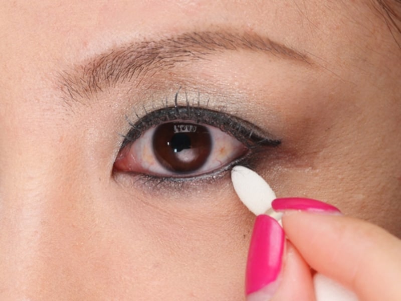 6.undefined下まぶたもブルーアイシャドウを少量塗る