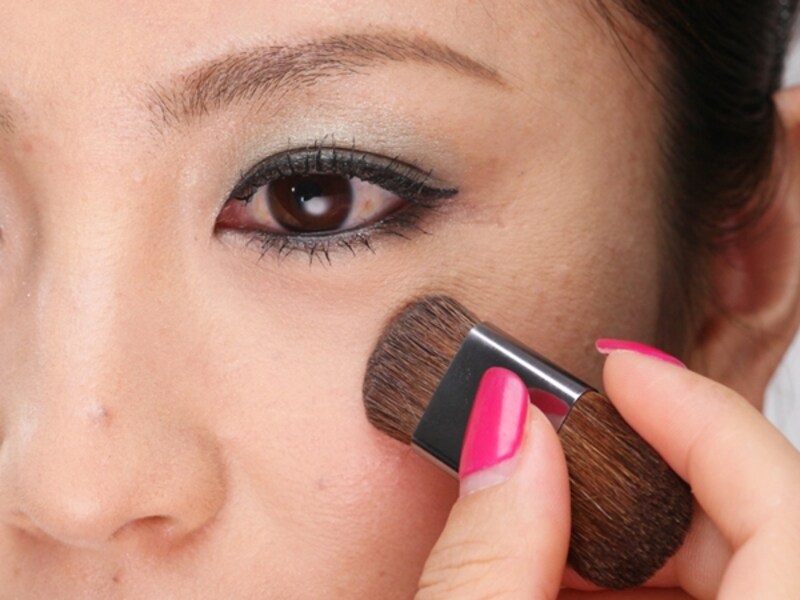 10. ハイライトパウダーを目の下に塗る