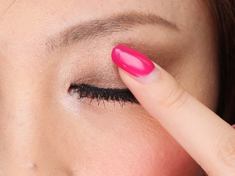 指でまぶたの中央部分にオン