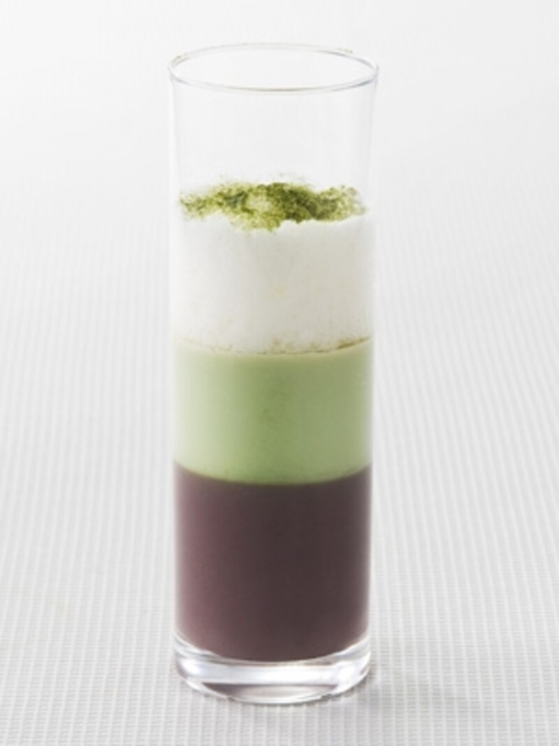 特設カフェ限定「羊羹抹茶オレ」フォームドミルク、ほろ苦い抹茶オレ、水羊羹の3層からなる。ストローで飲む水羊羹。(写真提供;銀座三越)