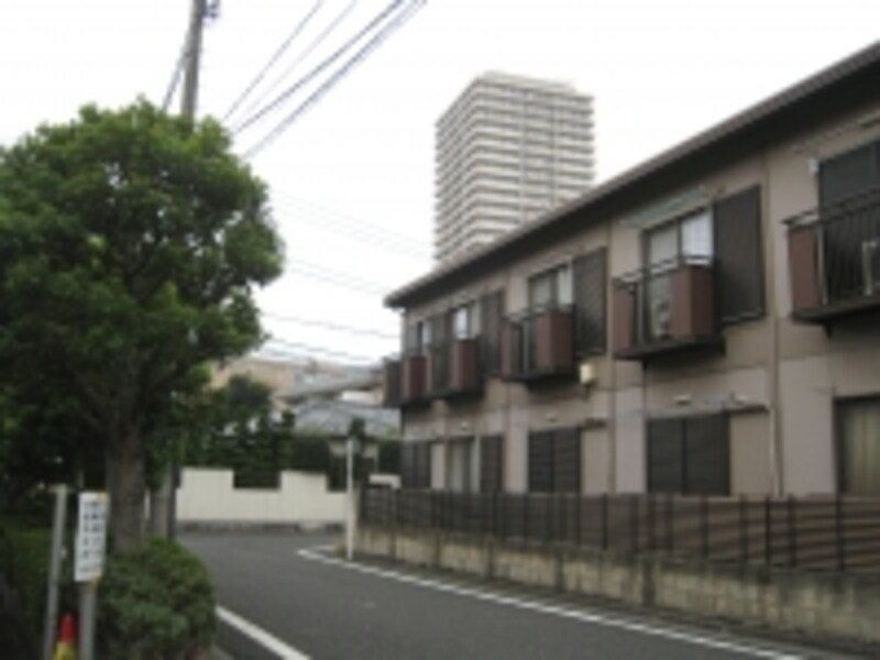 アパートと駅前のタワーマンション