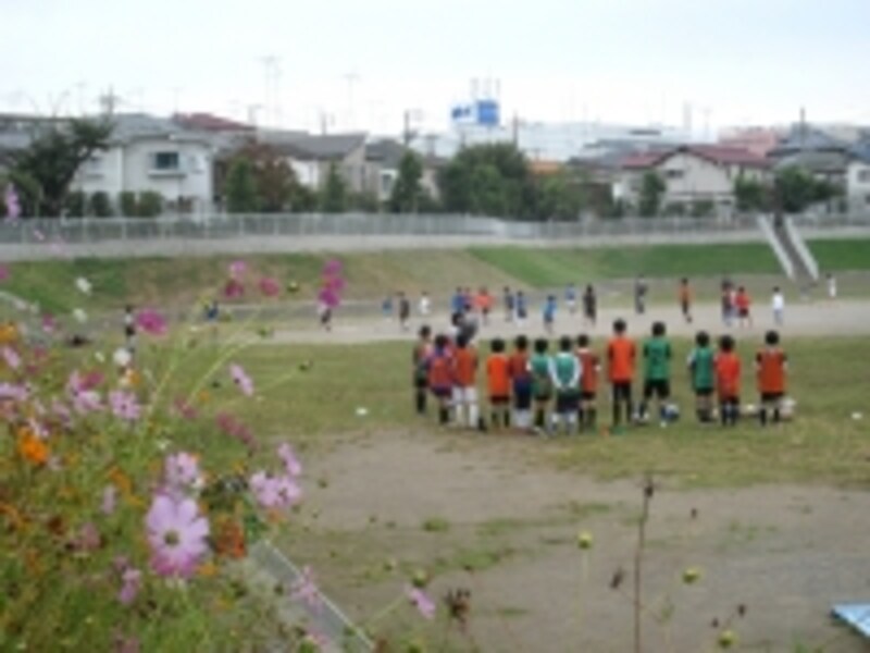 公園でサッカーをする子どもたち