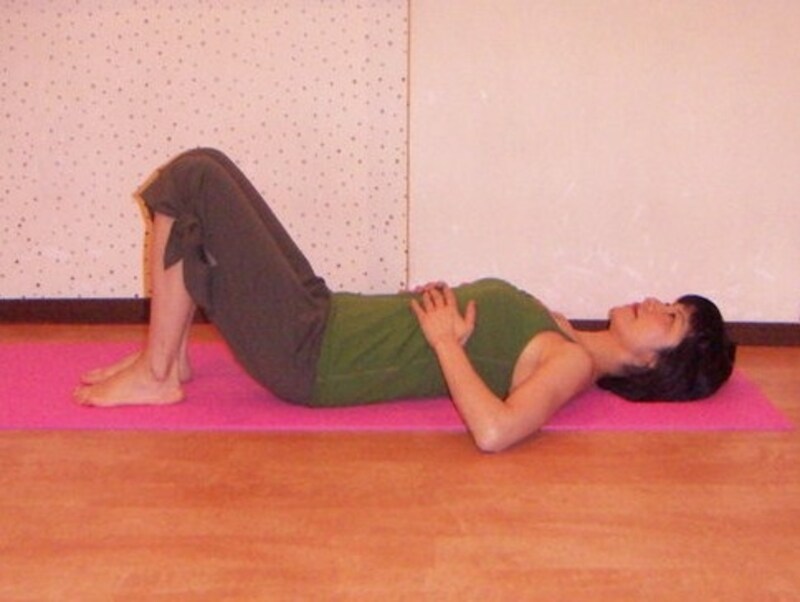 呼吸と姿勢を整えてからエクササイズに入りましょう。