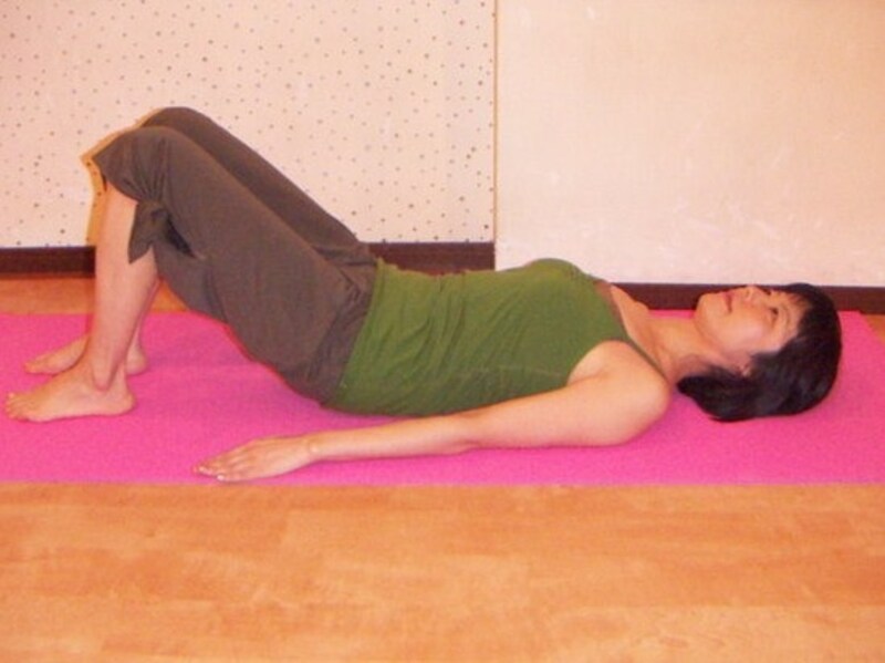 小さな動きで、おへその裏側は浮かせず行う！