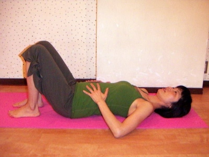 お腹に手を置き、吐きながら引き締めるつもりで！