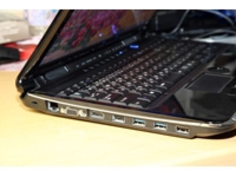 筐体左側の各種インターフェース。USBやHDMI、LANなどがまとまっている