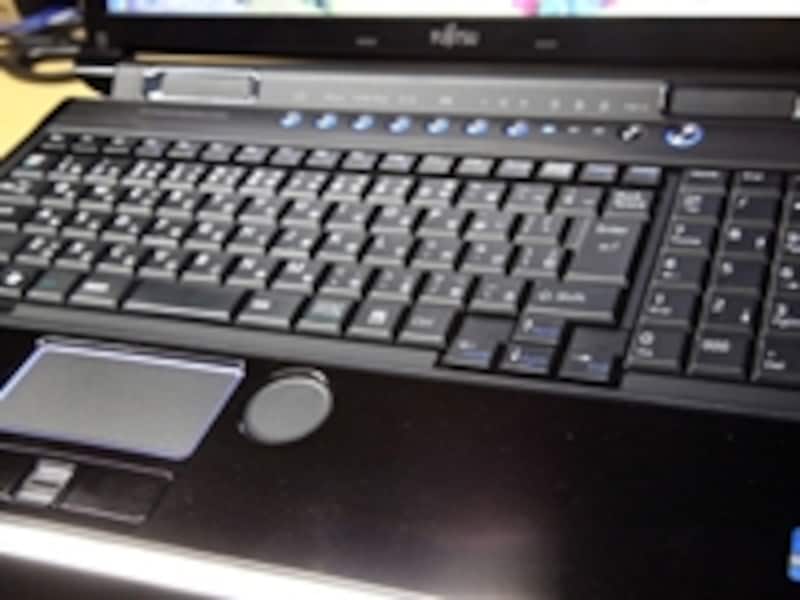 キーボード配列、タッチパッドなど、日常使う機能が無難にまとまっている