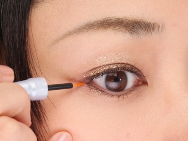 ラメライナーで流し目ラインを描く