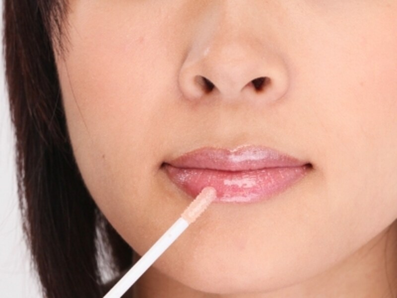 唇の中央にラメ入りグロスをのせる