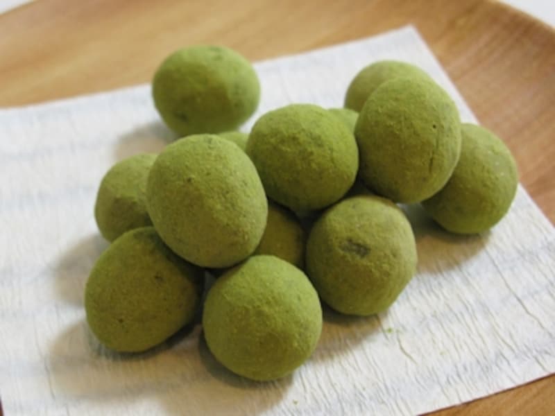 「きな粉大豆(抹茶)」豆千代(90g入210円)抹茶の緑が目に鮮やか