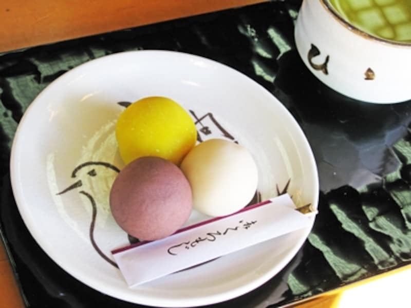 「言問団子」(1皿600円)お茶のお菓子として黒文字で食べやすいよう、串に刺さない。