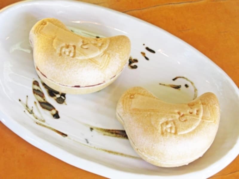 「言問最中」(1皿500円)最中皮はみやこがね餅米を使う。言問団子のイメージから離れないよう、小豆餡、白餡の2種類を使う。(手土産用は要予約。)