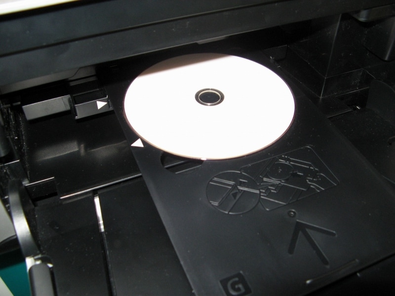 DVD/CDレーベル印刷機能も搭載しているが、専用トレイをセットして使うため若干面倒なのがタマにキズ