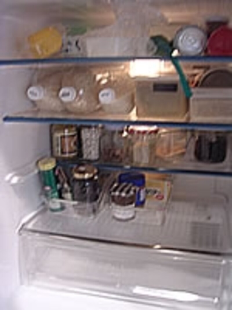 年中ノンストップで稼動する冷蔵庫をはじめ、生活に欠かせない家電が多いキッチン