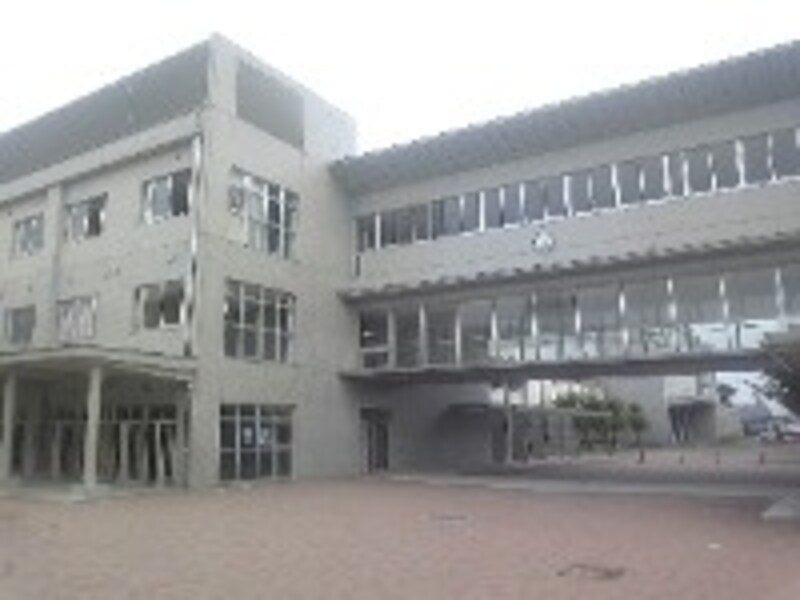 2008年に完成したばかりの中学校の新校舎。旧校舎は特別教室棟として活用