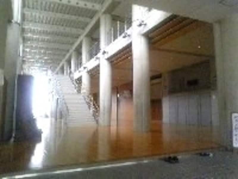 左手に第一体育館、右手に柔道場、剣道場、卓球場、その二階には第二体育館と広々とした充実した設備