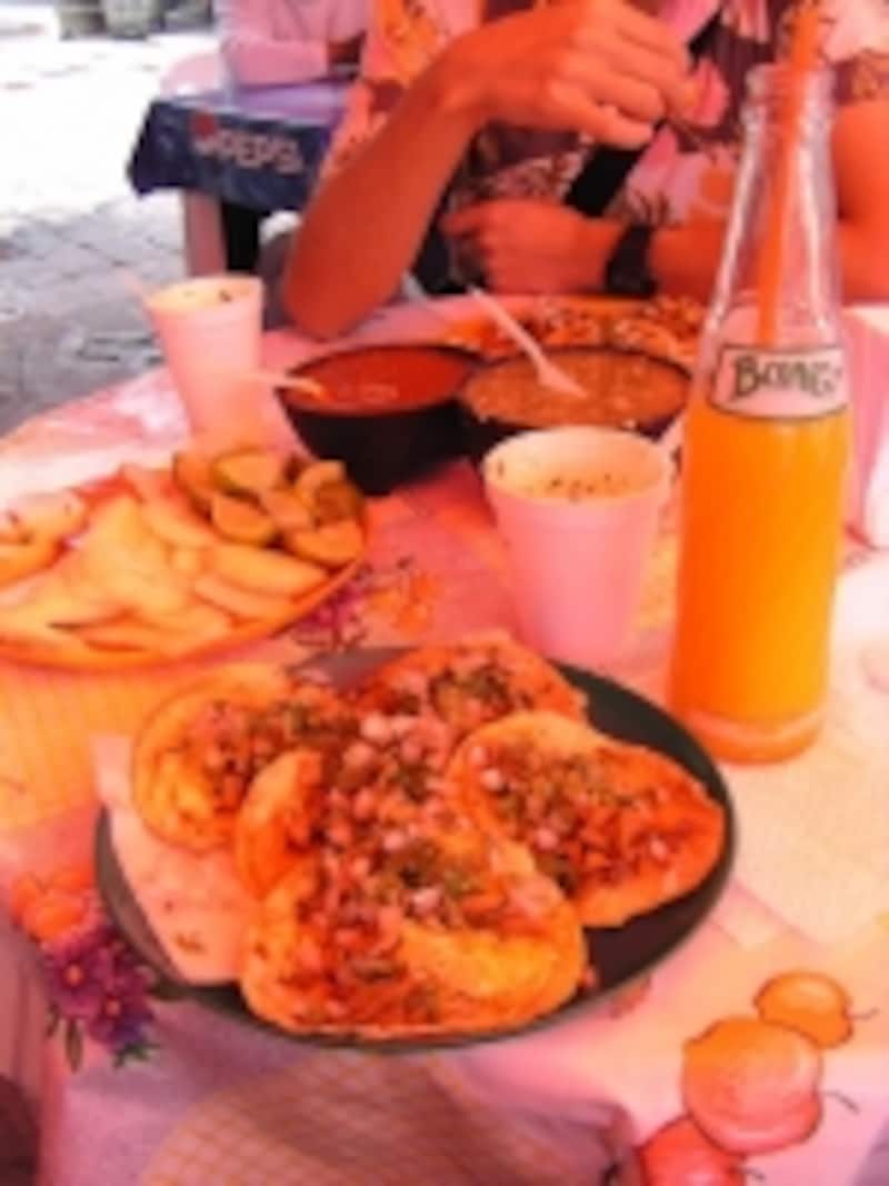メキシコ料理を代表するタコスは、サルサや、レモン、タマネギ、香草を加えて、自分好みの味付けにできる。
