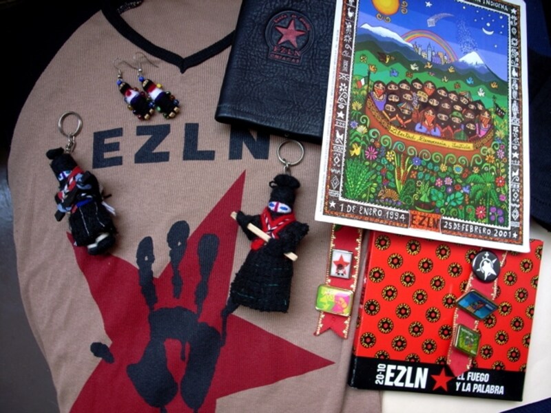 EZLNグッズの数々。マヌ・チャオ、オゾマトリ、カフェ・タクーバら有名ミュージシャンたちらが参加するEZLN活動支援CDも発売されている