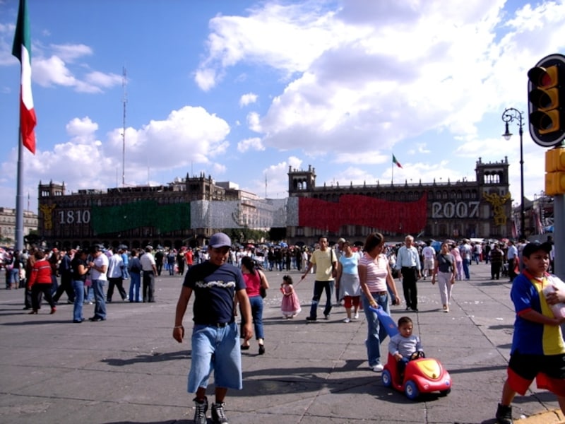 メキシコシティ中心部にある大広場ソカロは、国家の重要な式典、政治集会、イベントなどに頻繁に利用される。また、市民の憩いの場でもある