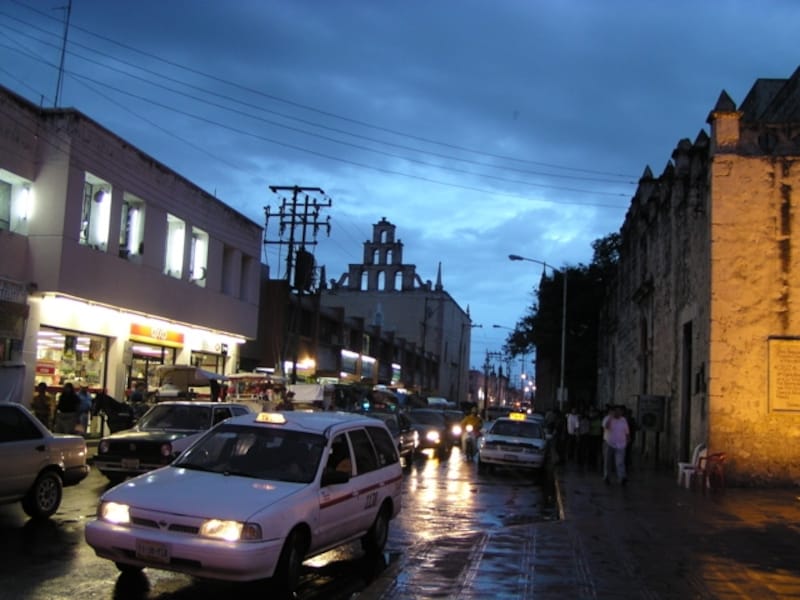 コロニアル調の白い建物が立ち並ぶメリダの夕暮れ