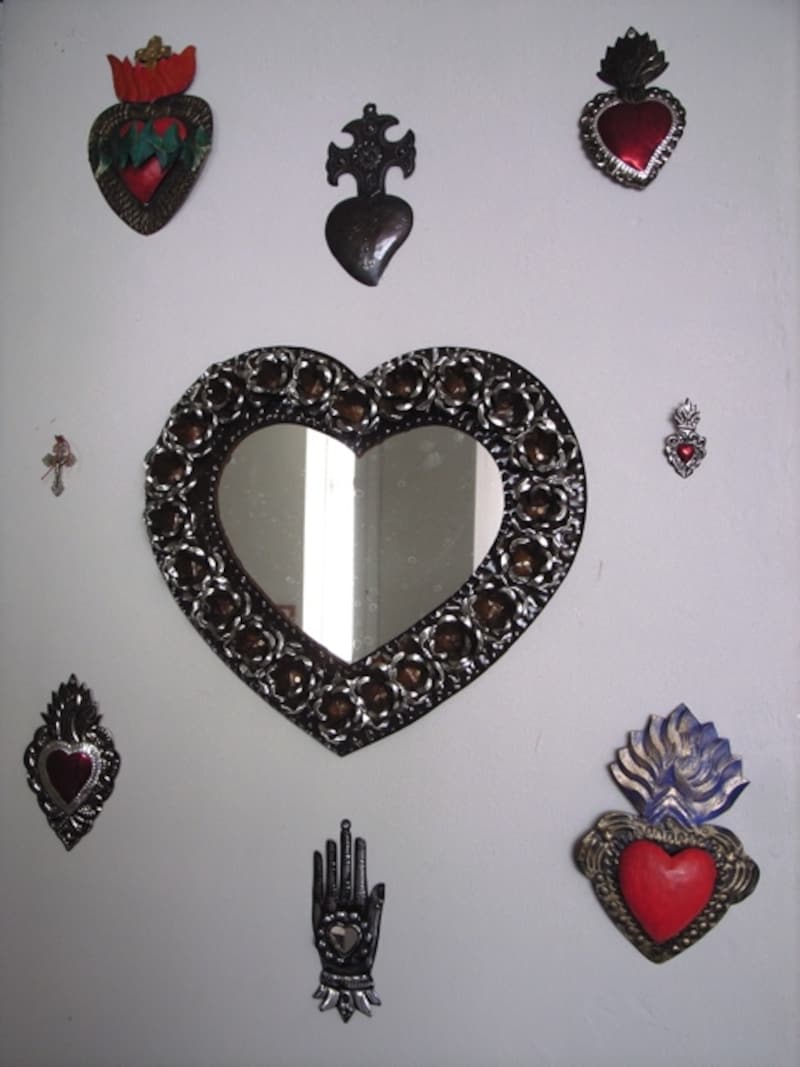 サンミゲルでよく見かけるブリキ細工。ハート形のミラーや壁飾りが可愛い！