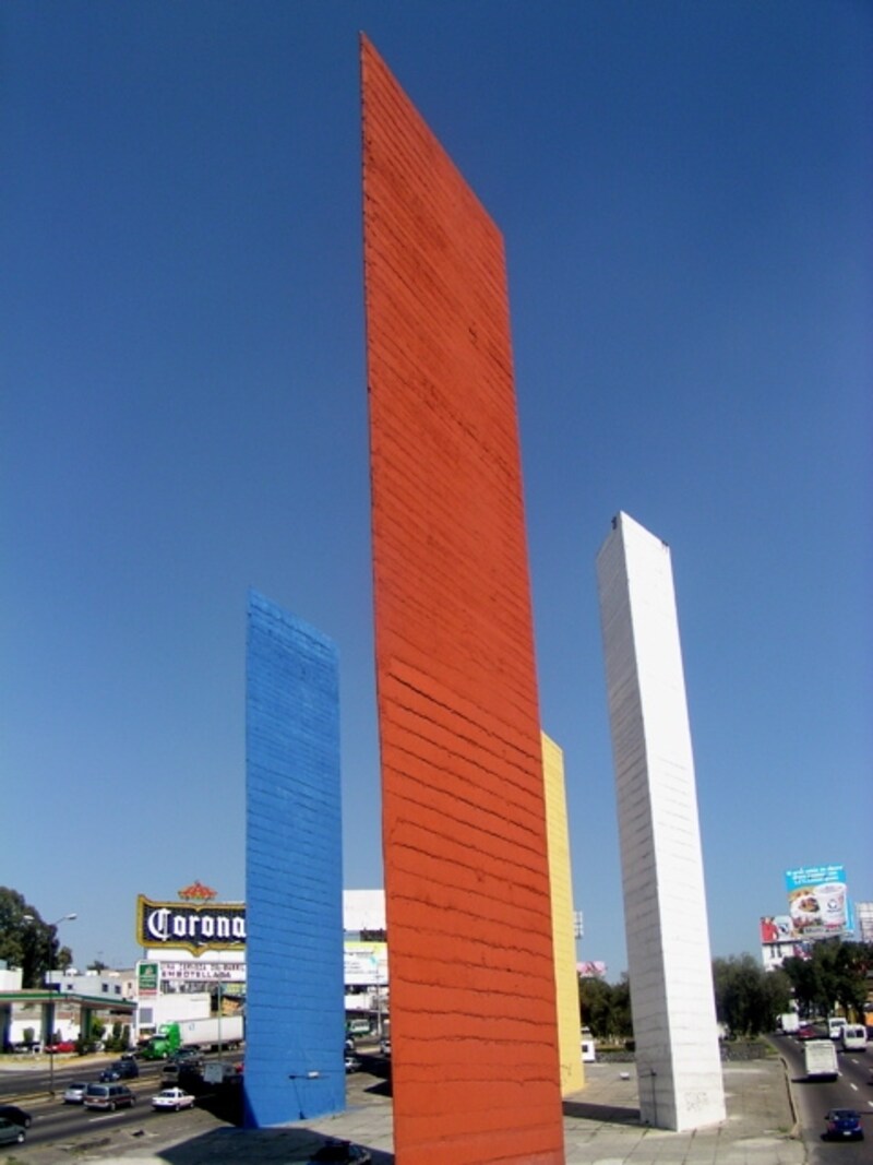 ルイス・バラガン設計による巨大モニュメント、サテリテタワー