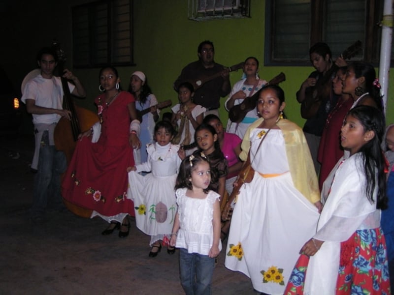 トラコタルパンのフェスティバル期間中、歌い、踊り、演奏する子供たち