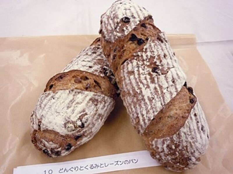どんぐりとくるみとレーズンのパン