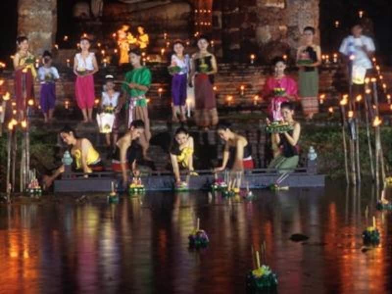 祝日はないが、夕方早めに仕事を切り上げて灯篭を流しに出かける