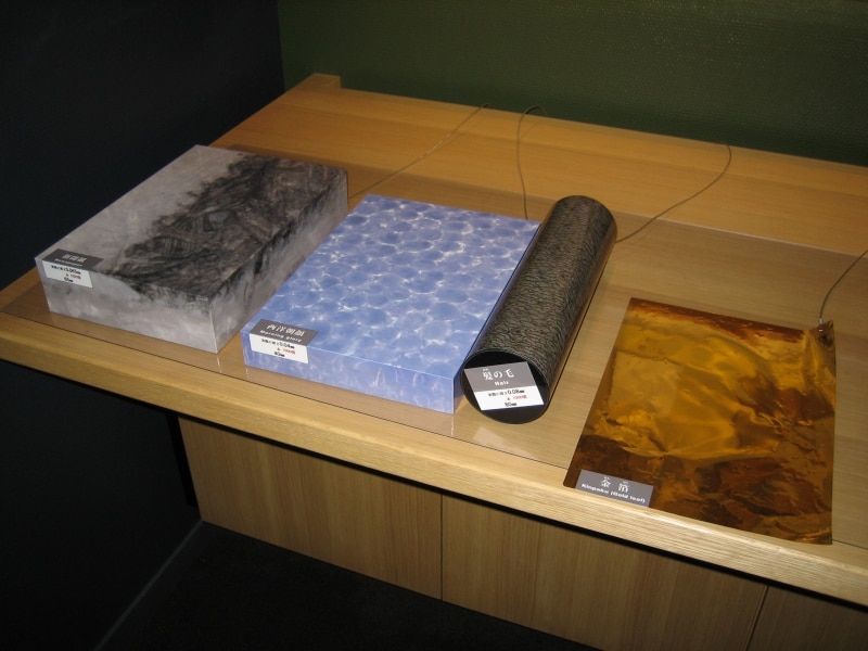 金箔の薄さを髪や新聞紙などと比較