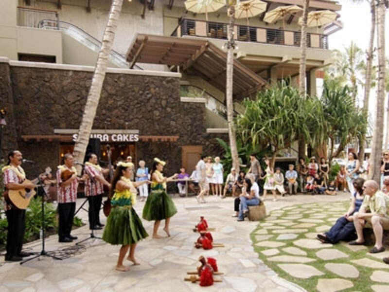 ロイヤル・ハワイアン・センターの中庭では、無料のカルチャーレッスンやフラショーを開