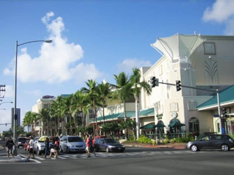 複数のショッピングモールが集まるワードビレッジは、ローカル御用達のショッピングゾーン