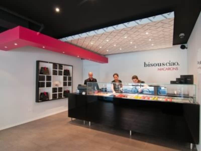 無駄のない造りの店内は、マカロンに対する真摯な姿勢の表れ