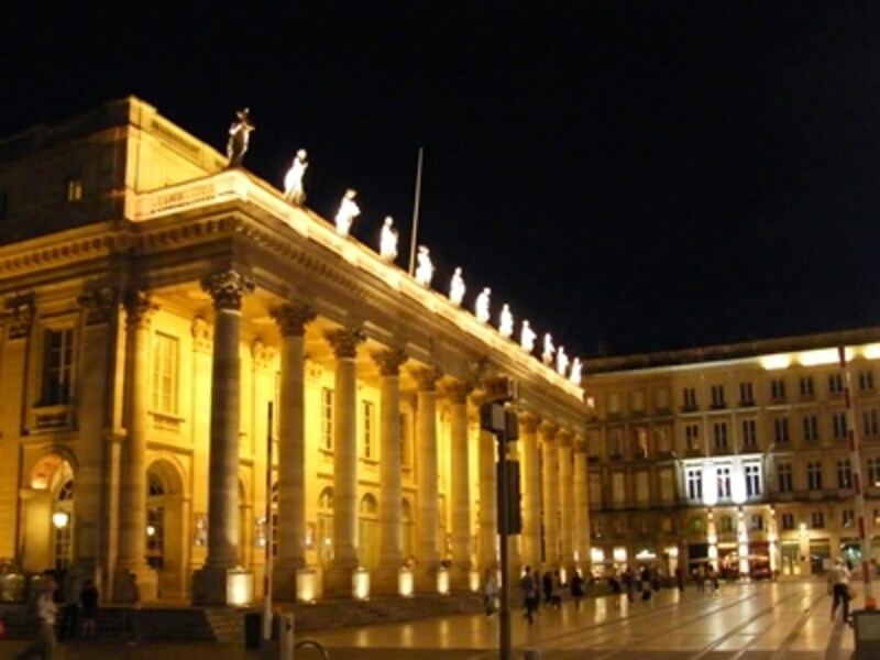 ボルドー中心部に１８世紀に建てられ、パリのオペラ座のモデルになったグラン・テアトル（大劇場）