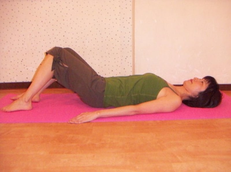 肩が浮かないように、右側にゆっくり倒す。