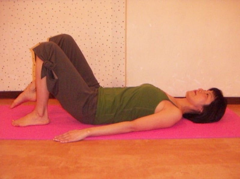 骨盤が揺れないように、つま先を床から5センチ上げる！