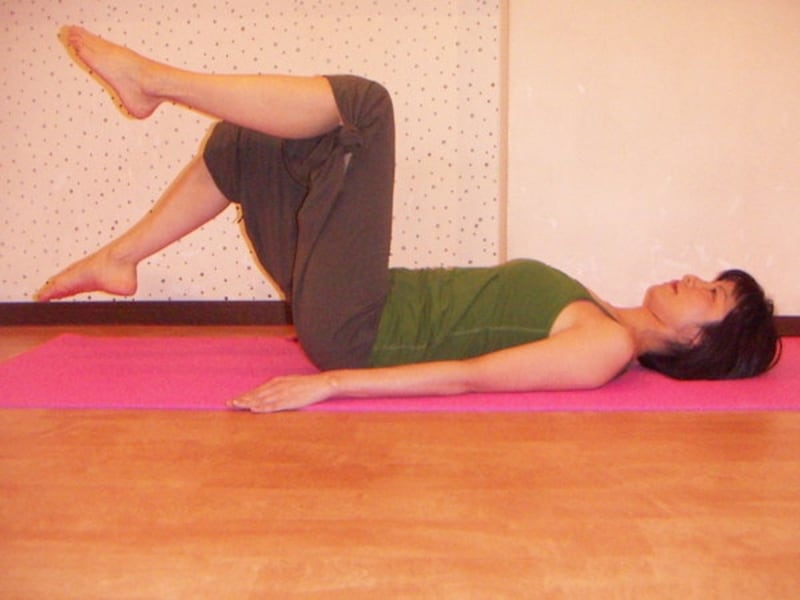 ムリして下げずに、腰が反らない高さまででOK!