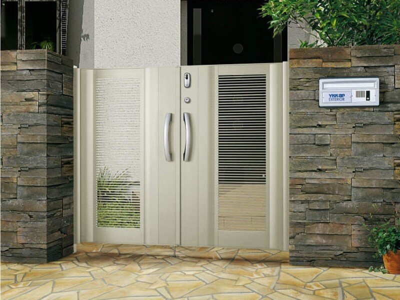 リモコン機能付きの携帯器を身につけて門扉のボタンを押すと施解錠できる。[電気錠付エクゼウス門扉 1型〔ポケットキーシステム〕]