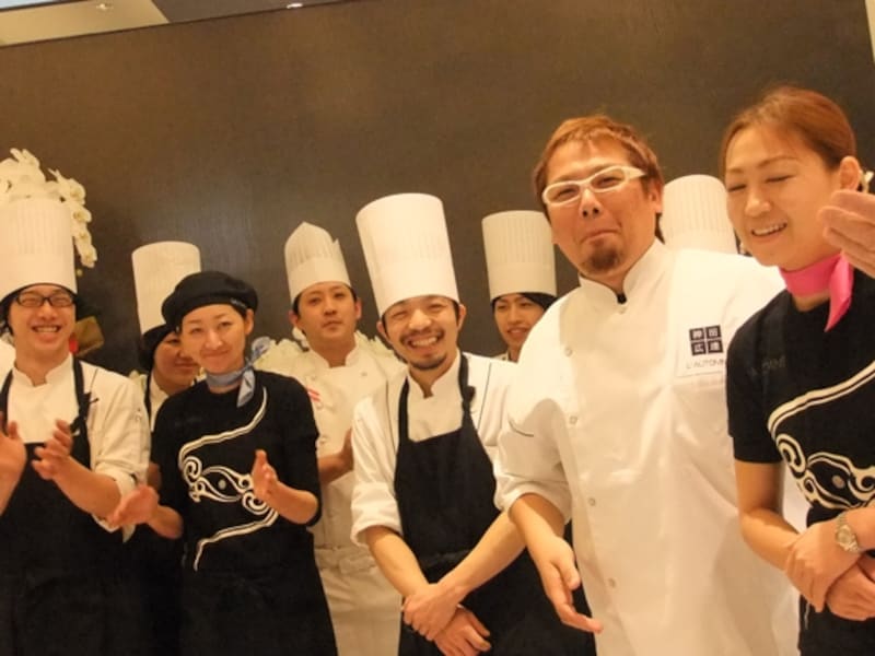 “仲間”であるスタッフに囲まれた神田シェフ