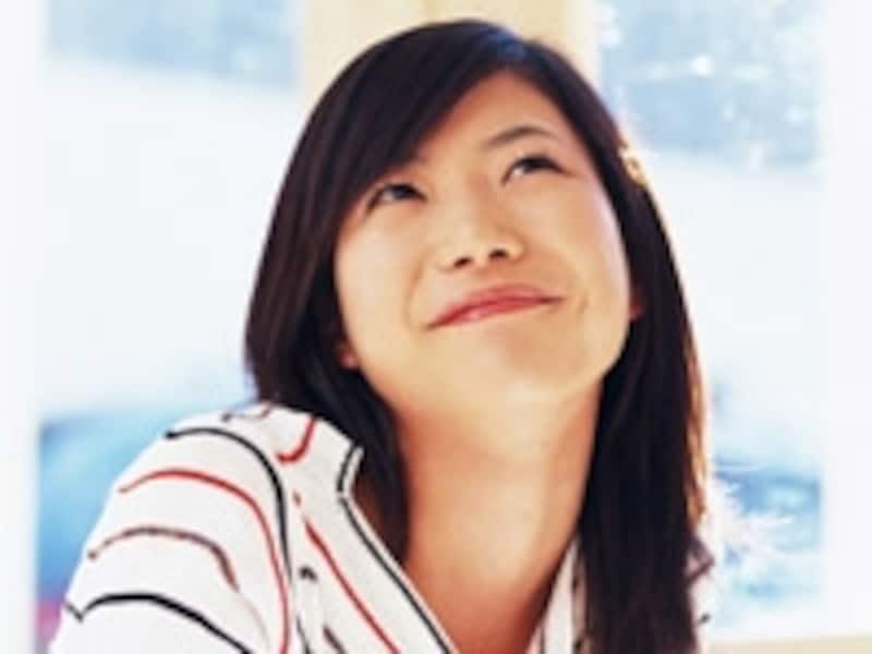 思い描く表情の女性