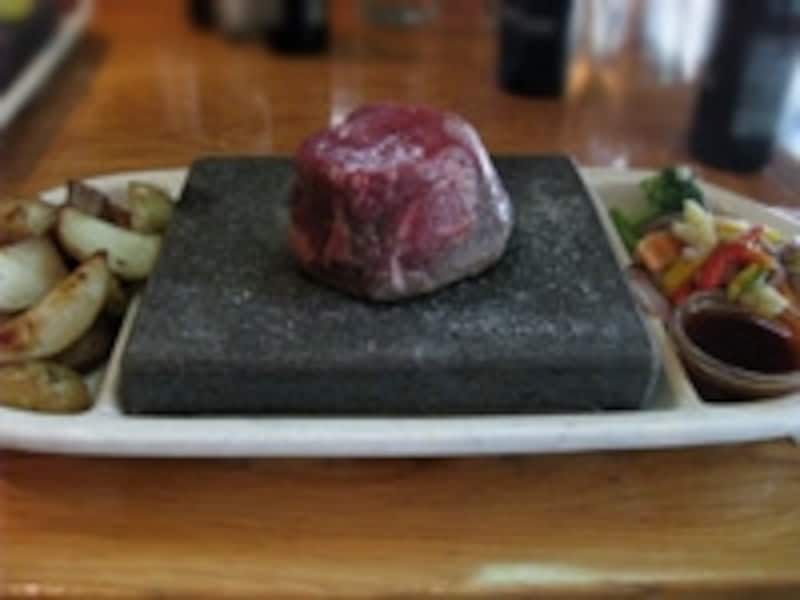 肉やシーフードを石板の上で焼くストーングリル