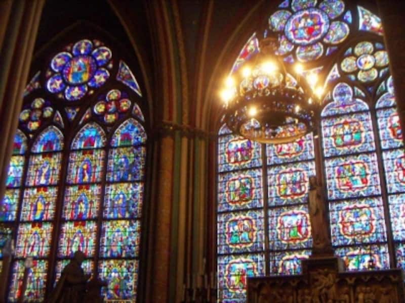 最後部のステンドグラスは14世紀に制作された