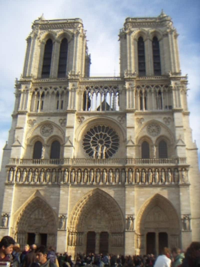 ノートルダム大聖堂はパリの有名観光地のひとつ