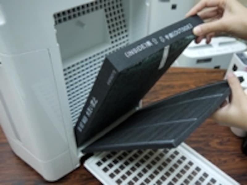 背面のメッシュフィルターを外すと、脱臭フィルター・集じんフィルターがあり、取り外しは楽