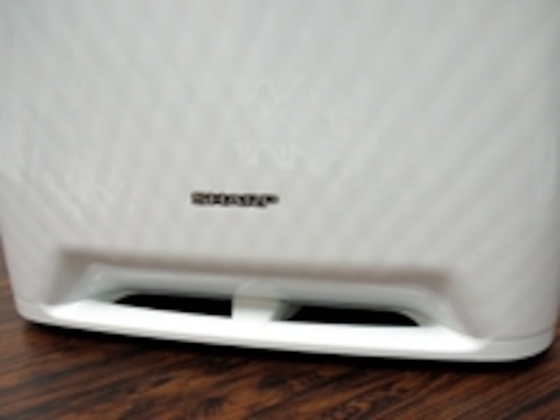 前底面のスリットは背面への気流誘引のためと、とことん背面吸引にこだわっている