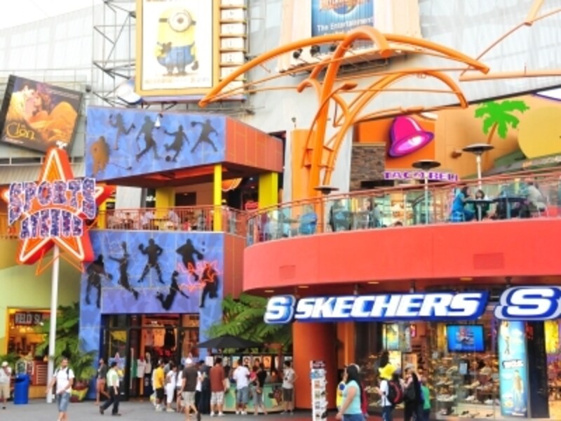 映画やショッピングが楽しめるシティウォーク