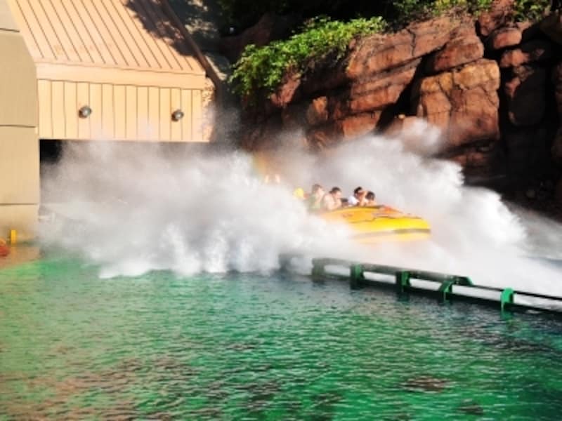 ジュラッシックパークは人気アトラクションの1つ